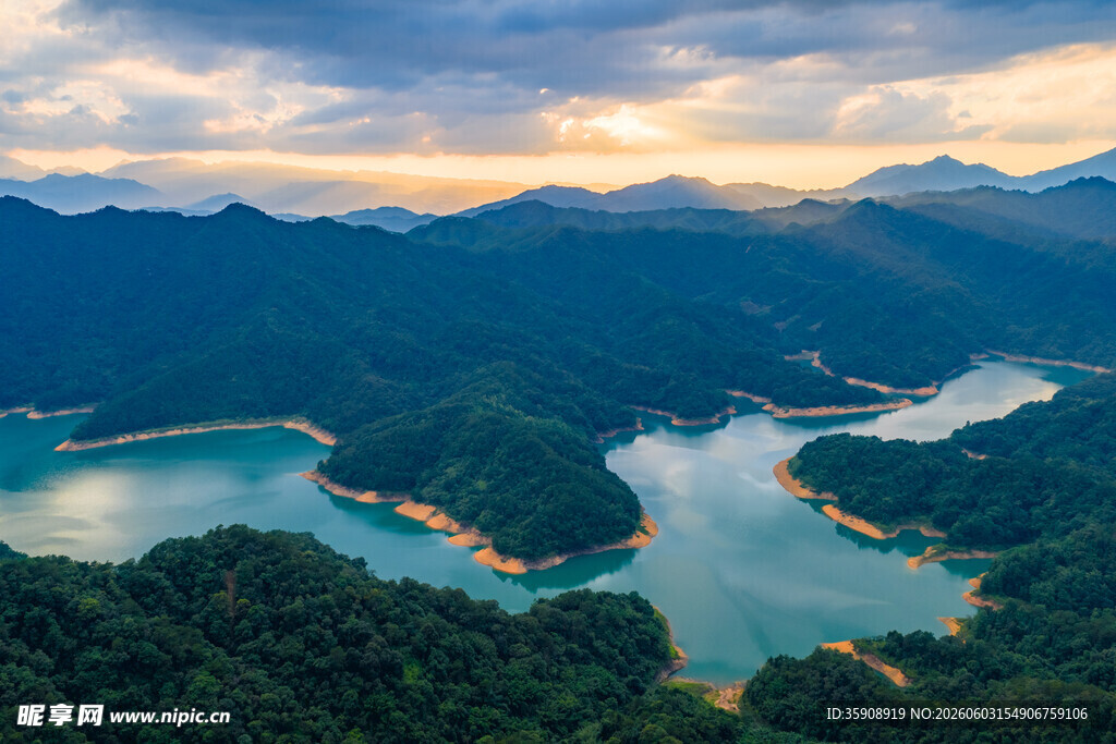 中国广西蒙山茶山湖落日晚霞风光