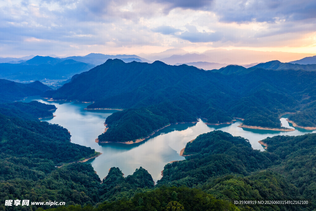 中国广西蒙山茶山湖落日晚霞风光