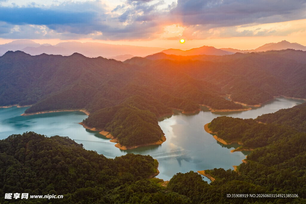 中国广西蒙山茶山湖落日晚霞风光