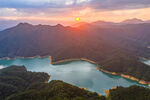 中国广西蒙山茶山湖落日晚霞风光