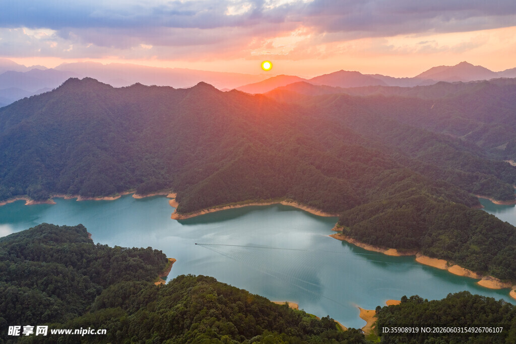 中国广西蒙山茶山湖落日晚霞风光