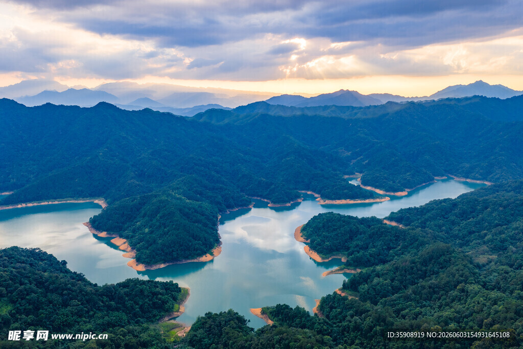 中国广西蒙山茶山湖落日晚霞风光