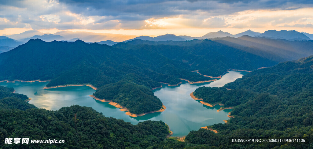 中国广西蒙山茶山湖落日晚霞风光