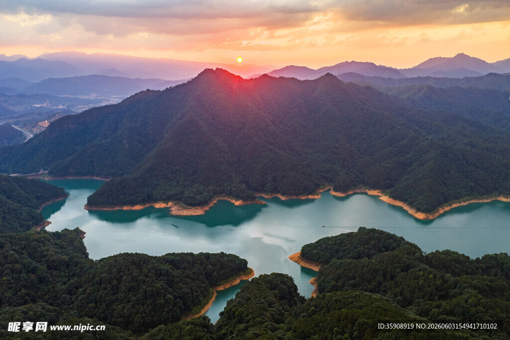 中国广西蒙山茶山湖落日晚霞风光