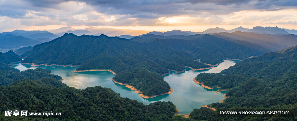 中国广西蒙山茶山湖落日晚霞风光