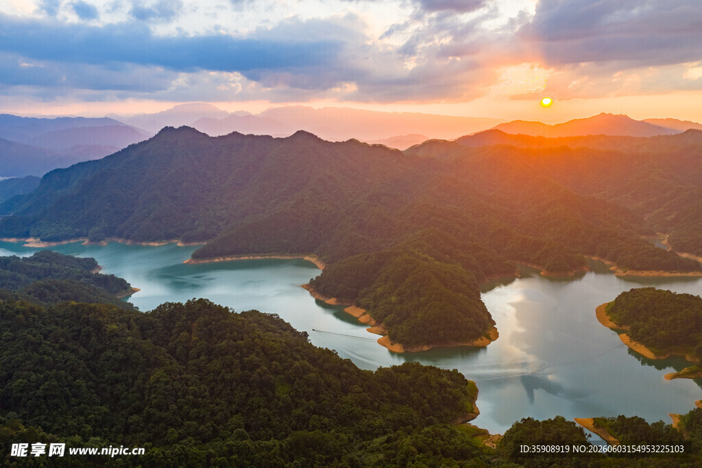 中国广西蒙山茶山湖落日晚霞风光