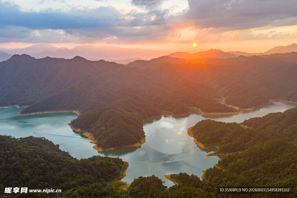 中国广西蒙山茶山湖落日晚霞风光