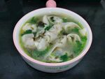 粉色碗中的美味馄饨汤