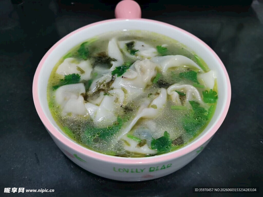 粉色碗中的美味馄饨汤
