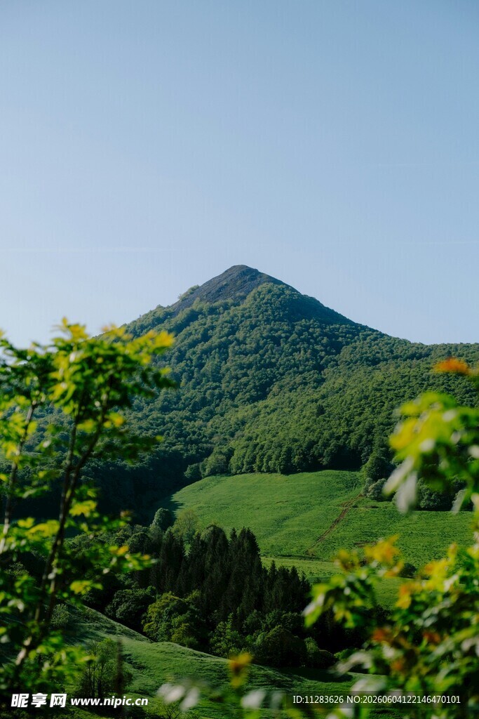 青山绿野间的