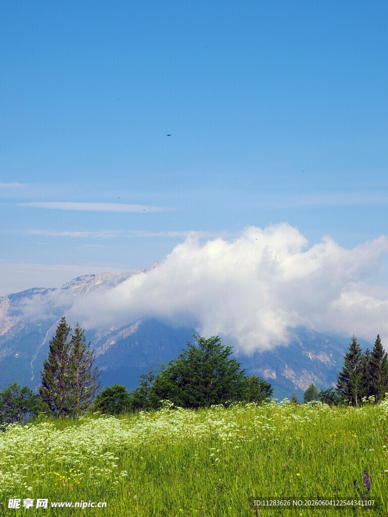 草原山峦间的美丽风光