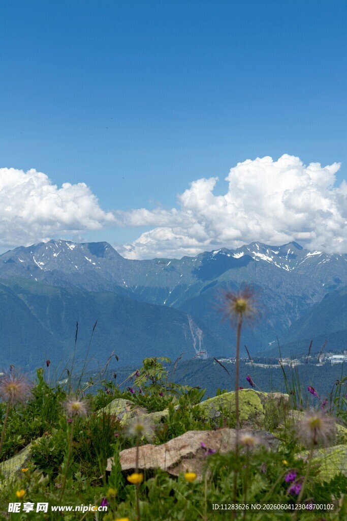 山间美景蓝天