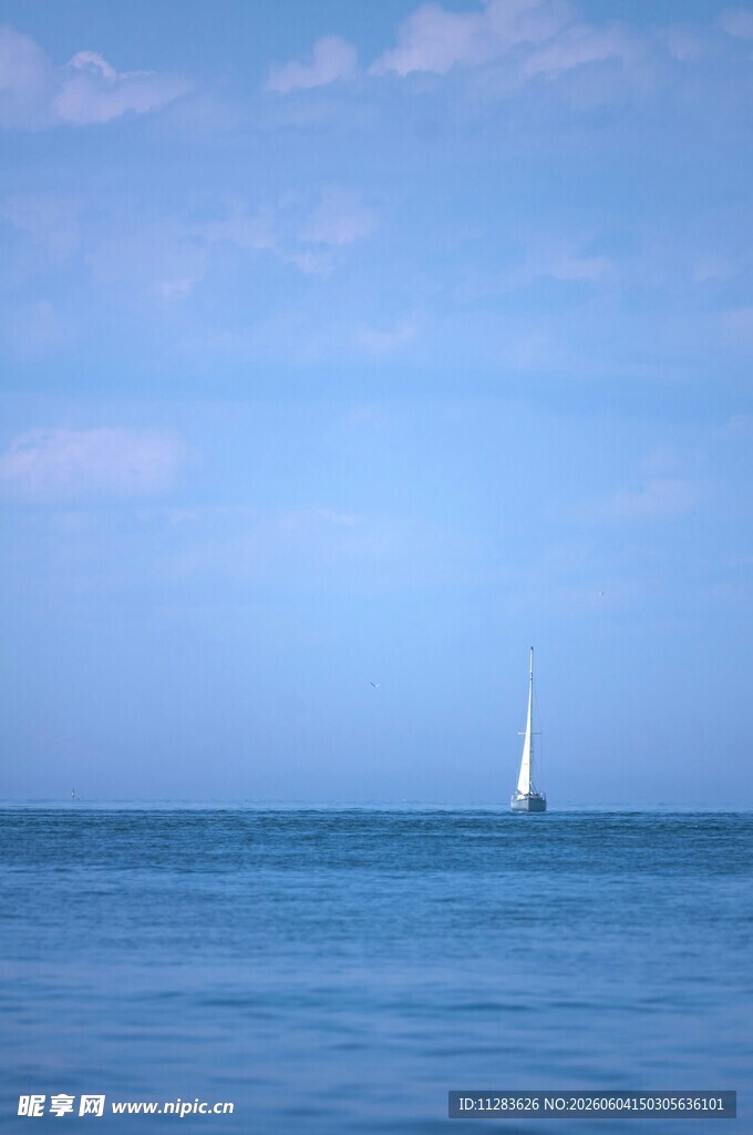 海上孤帆蓝天