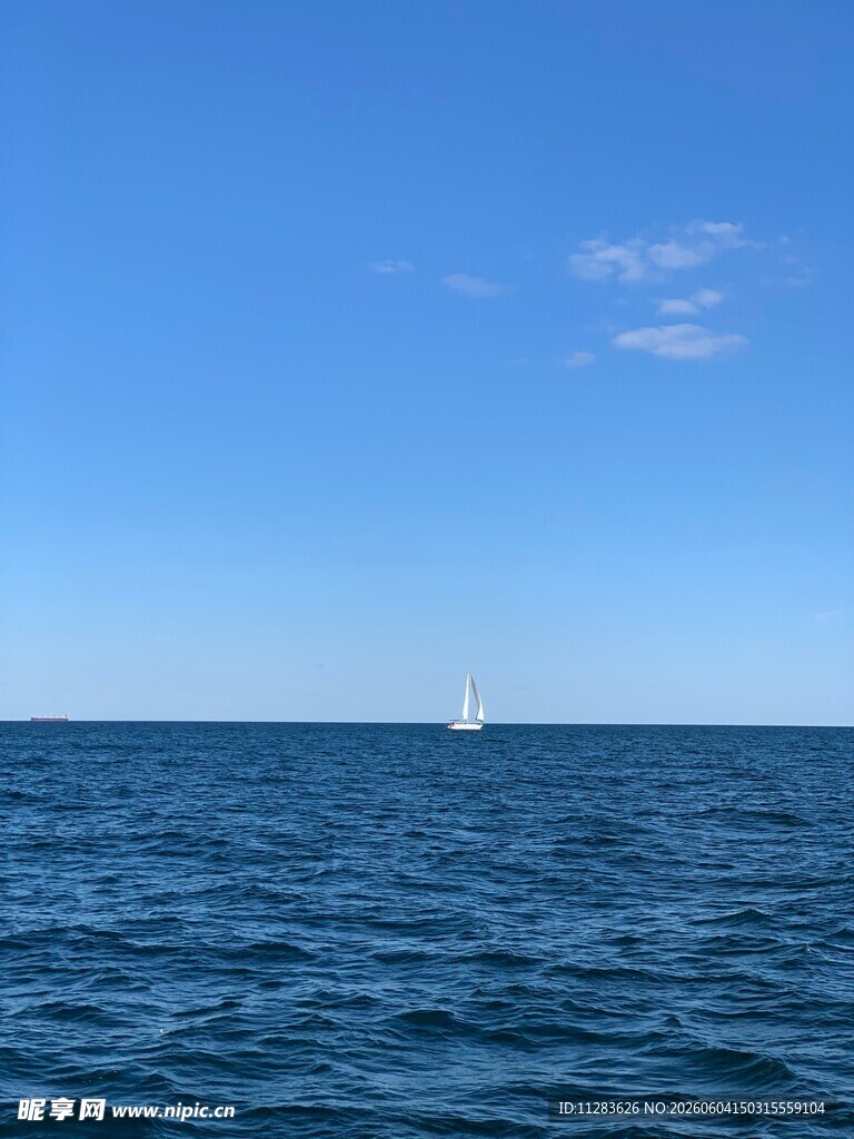海上帆船蓝天