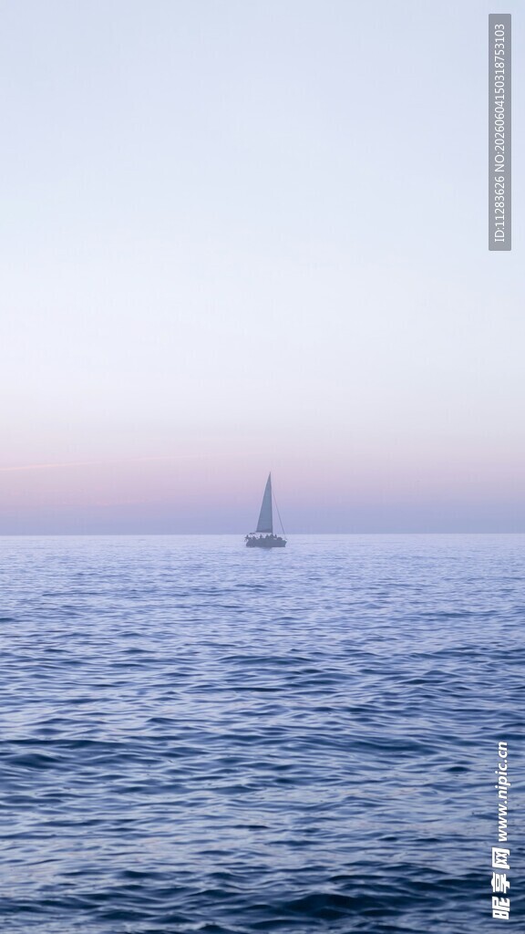 海上孤帆驶向