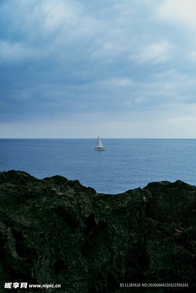 海上孤舟与岸