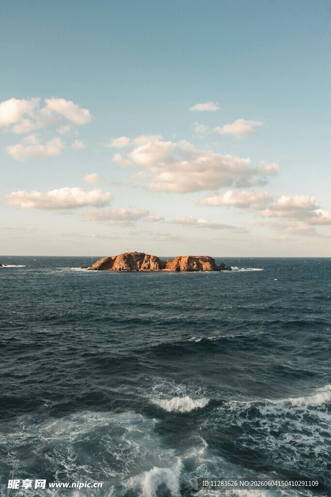 海上孤岩与蔚蓝天空