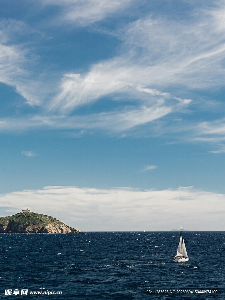 海上帆船与远方岛屿
