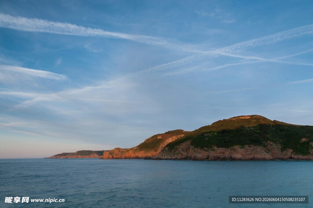 海边山峦美景