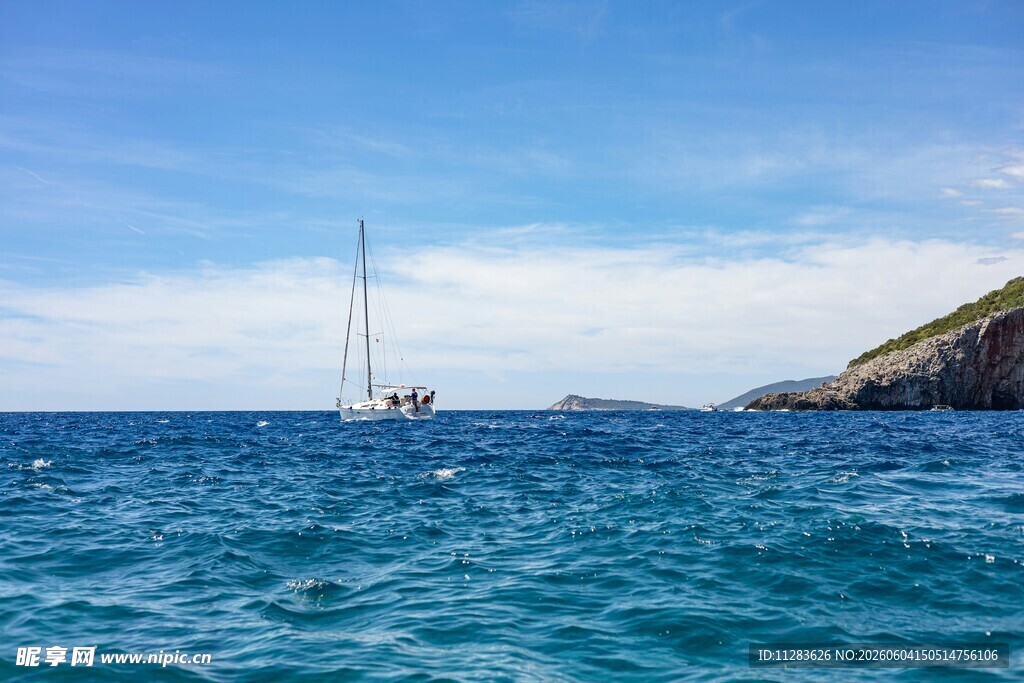海上帆船蓝天