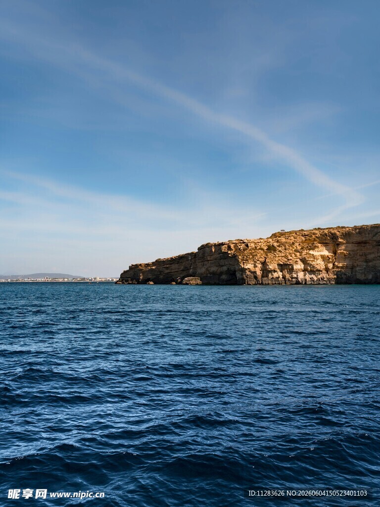 海上孤崖蓝天