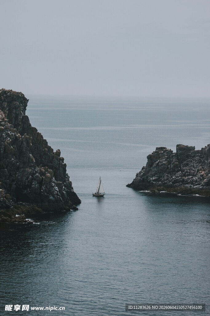 海边嶙峋礁石与孤舟