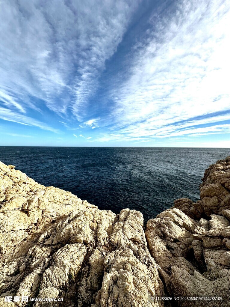 海边岩石与广阔蔚蓝大海