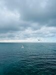 海上帆船与多云天空