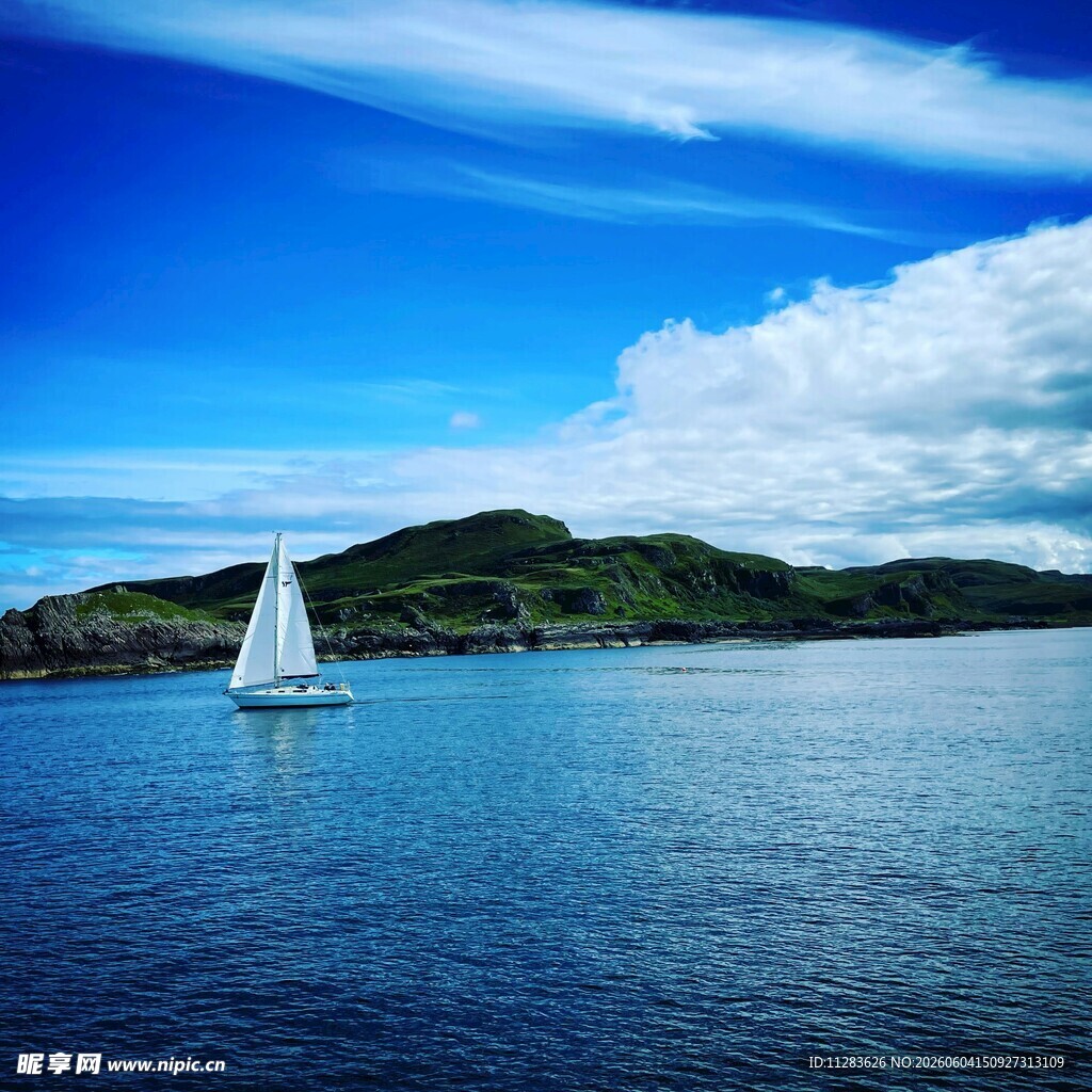 海上白帆蓝天