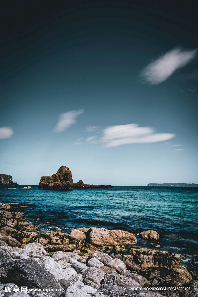 海边岩石与蔚蓝大海景观