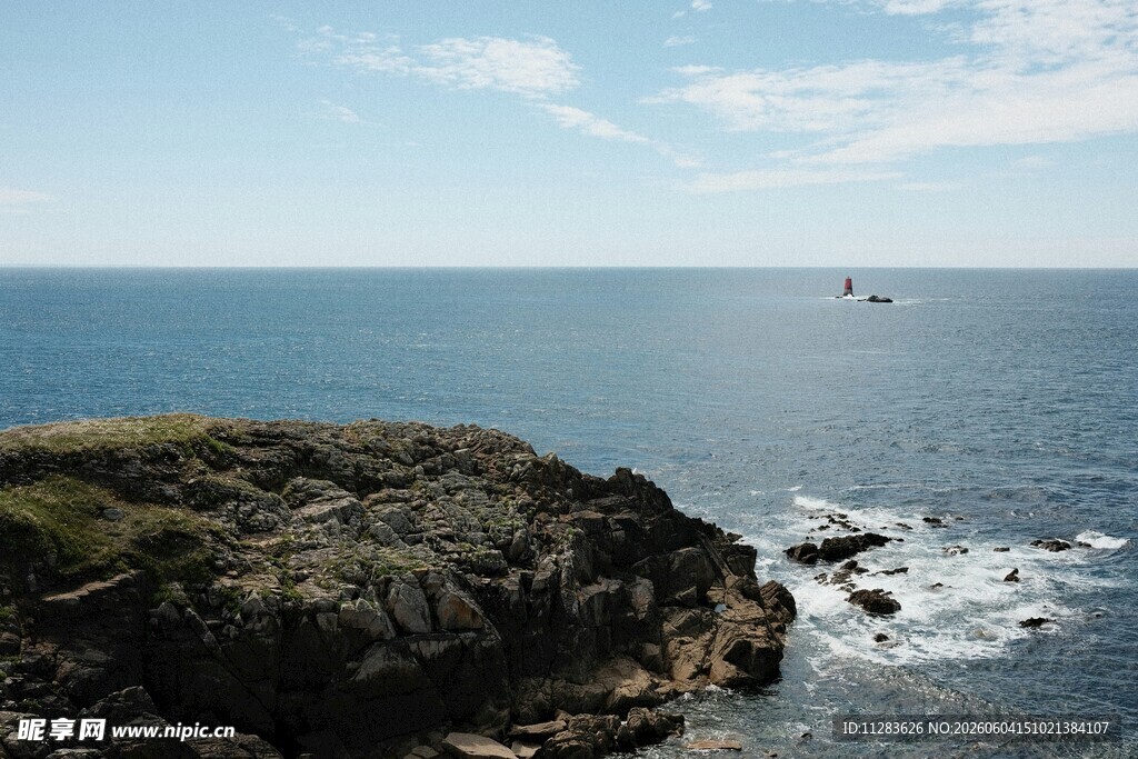 海边岩石与辽阔蔚蓝大海