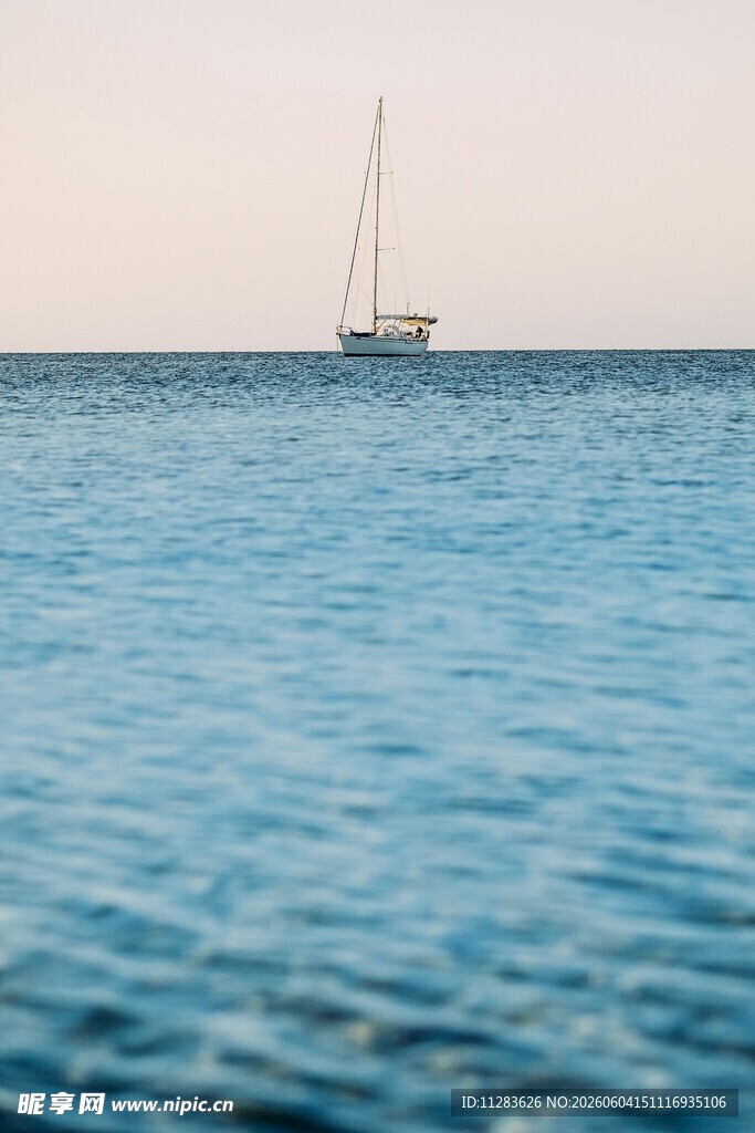 海上帆船宁静