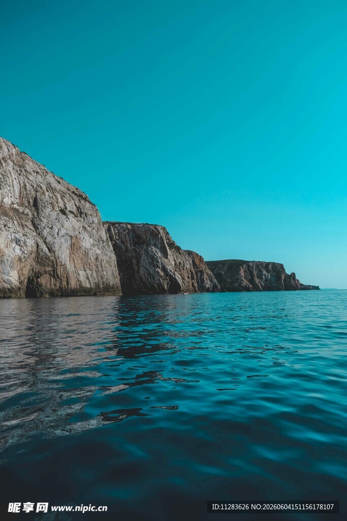 海边岩石与水面美景