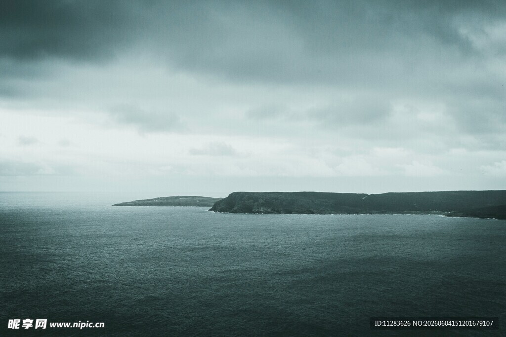 阴沉海面与远方陆地风景