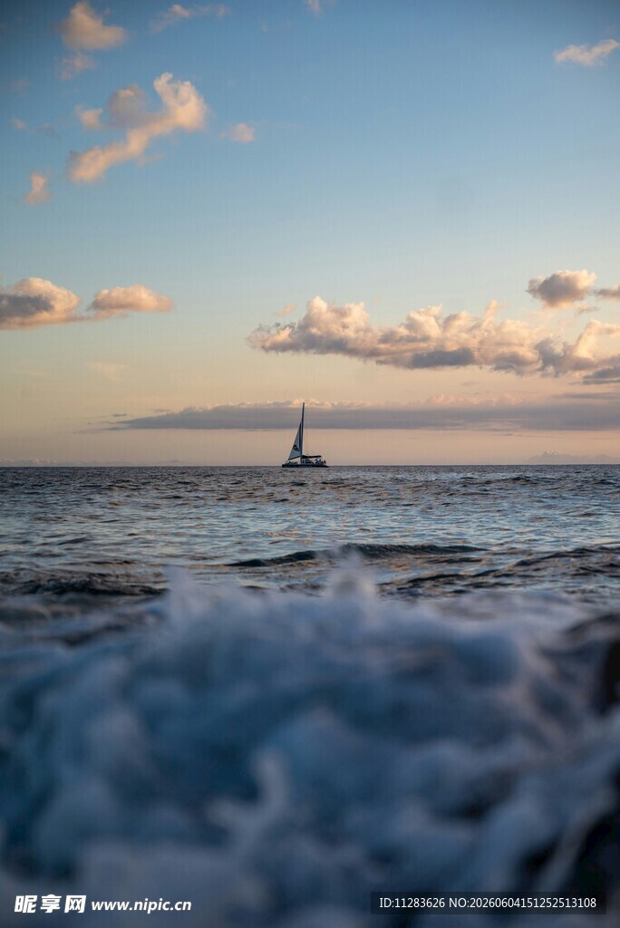 海上夕阳下的冲浪景象