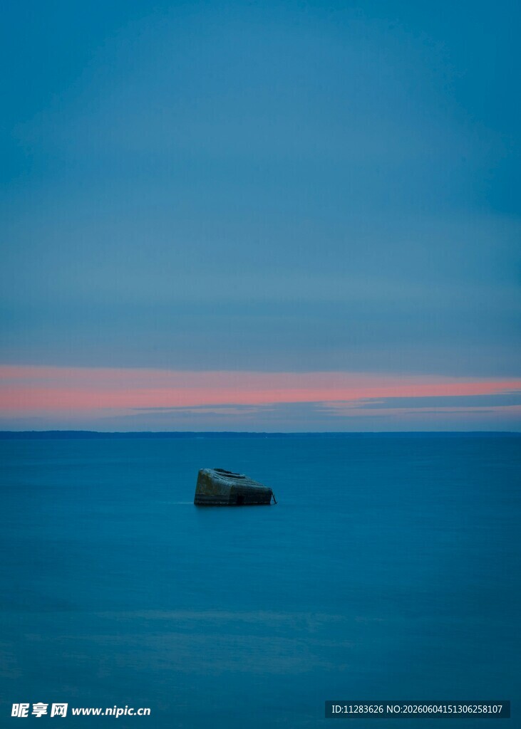 海上孤舟伴暮