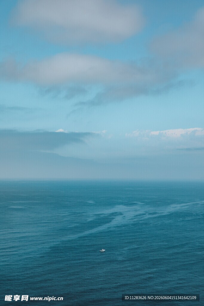 广阔海面与蓝