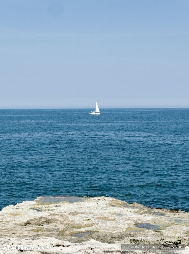 海边岩石与远
