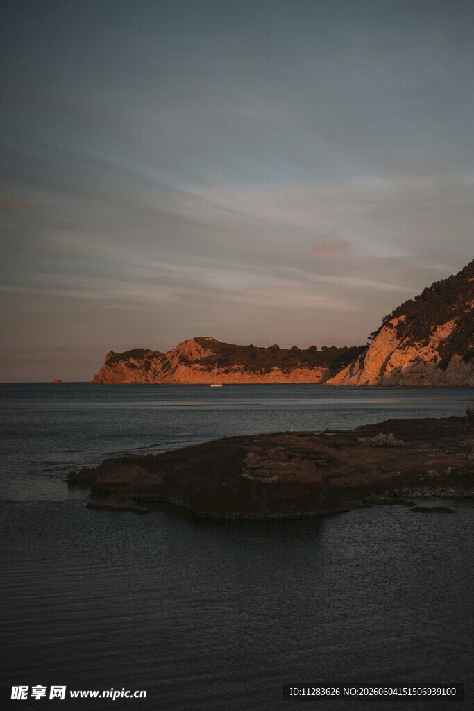 黄昏海边岩石壮丽景色