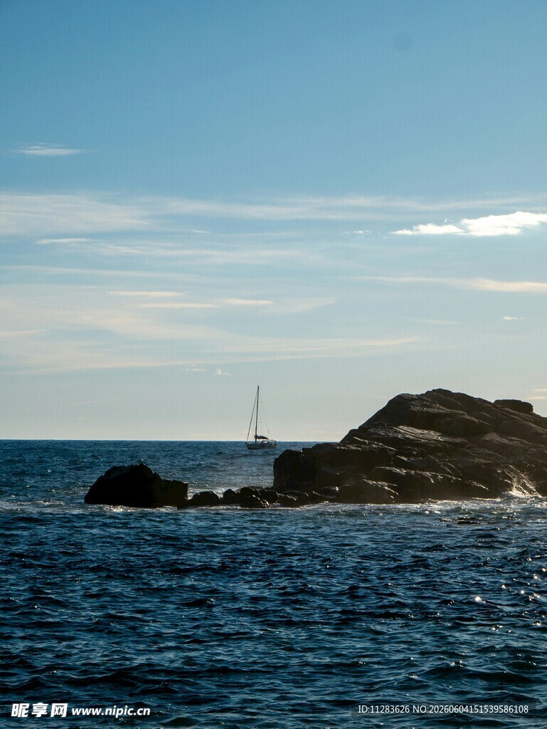 海上孤岩与远