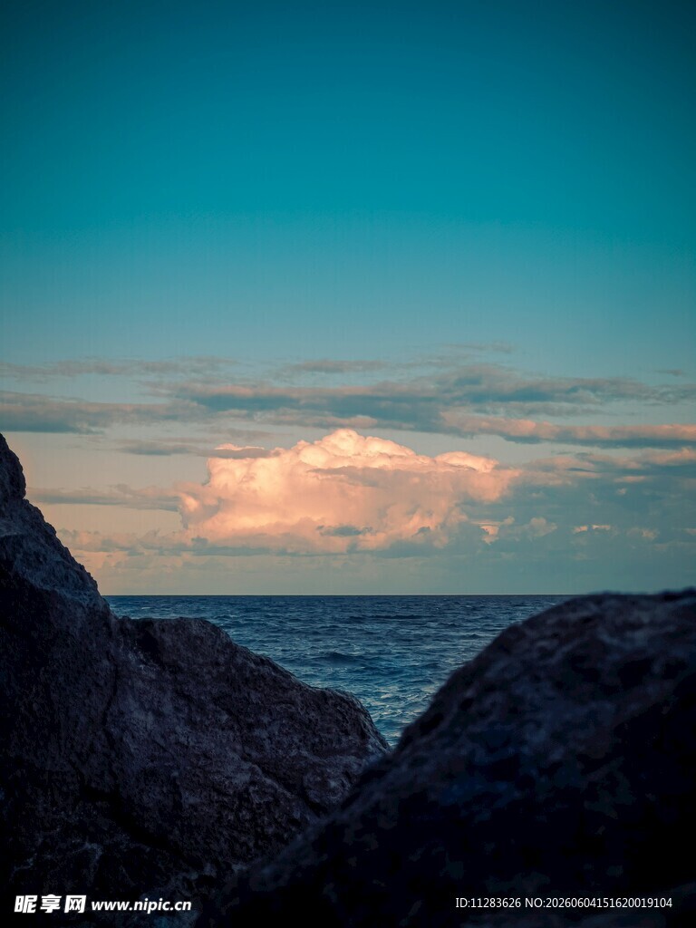 海边暮色中的岩石与云景