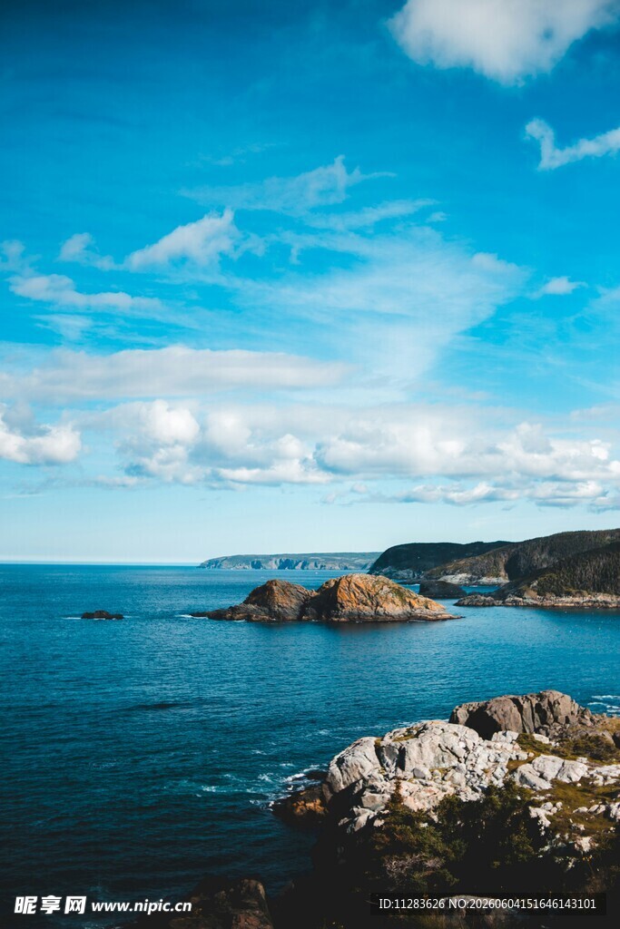 碧海蓝天中的礁石海岸