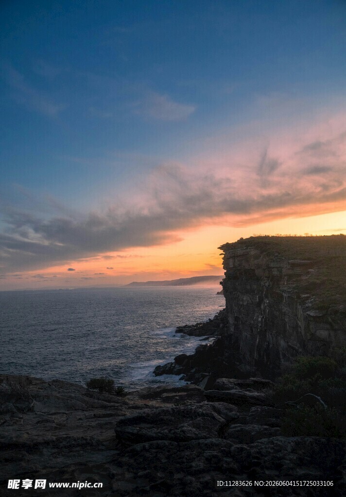 海边悬崖的绝美日落景色
