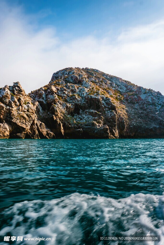 碧海旁的嶙峋岩石