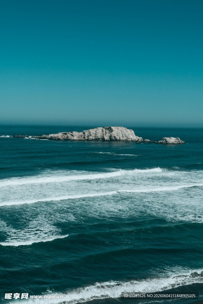 碧海白浪中的