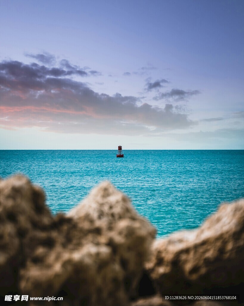 海边礁石旁的澄澈海景