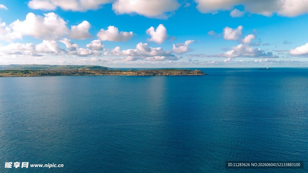 广阔海面与蓝