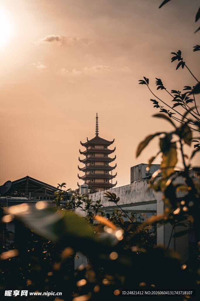 夕阳下的古塔楼美景