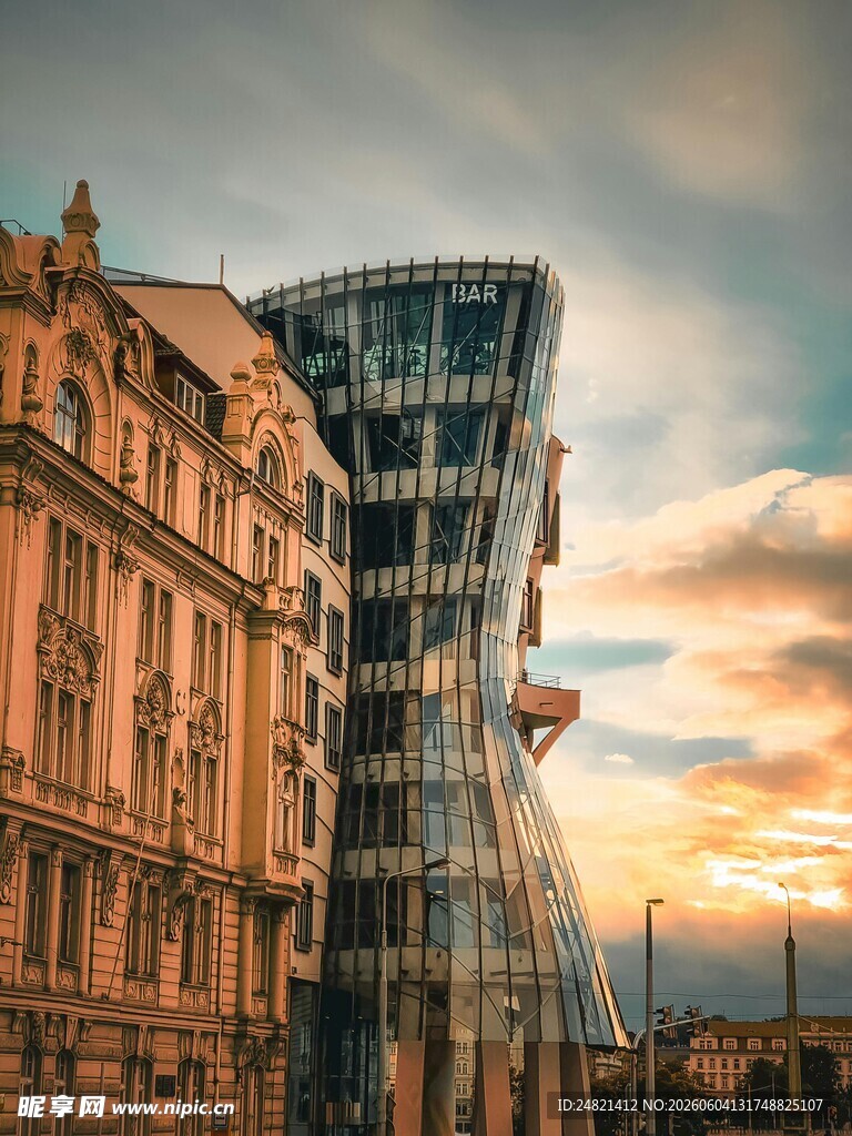 夕阳下的新旧建筑对比