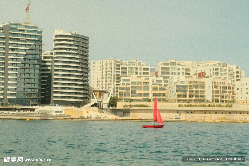海滨城市风景与红色帆船
